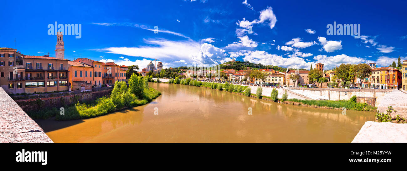Verona la città dal fiume Adige bridge vista panoramica, regione italiana Veneto Foto Stock