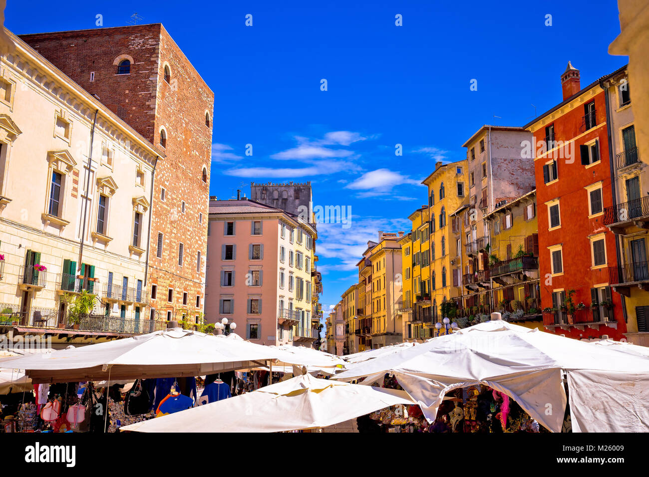 Piazza delle Erbe a Verona colorata architettura e visualizzazione del mercato, destinazione turistica in Veneto Foto Stock