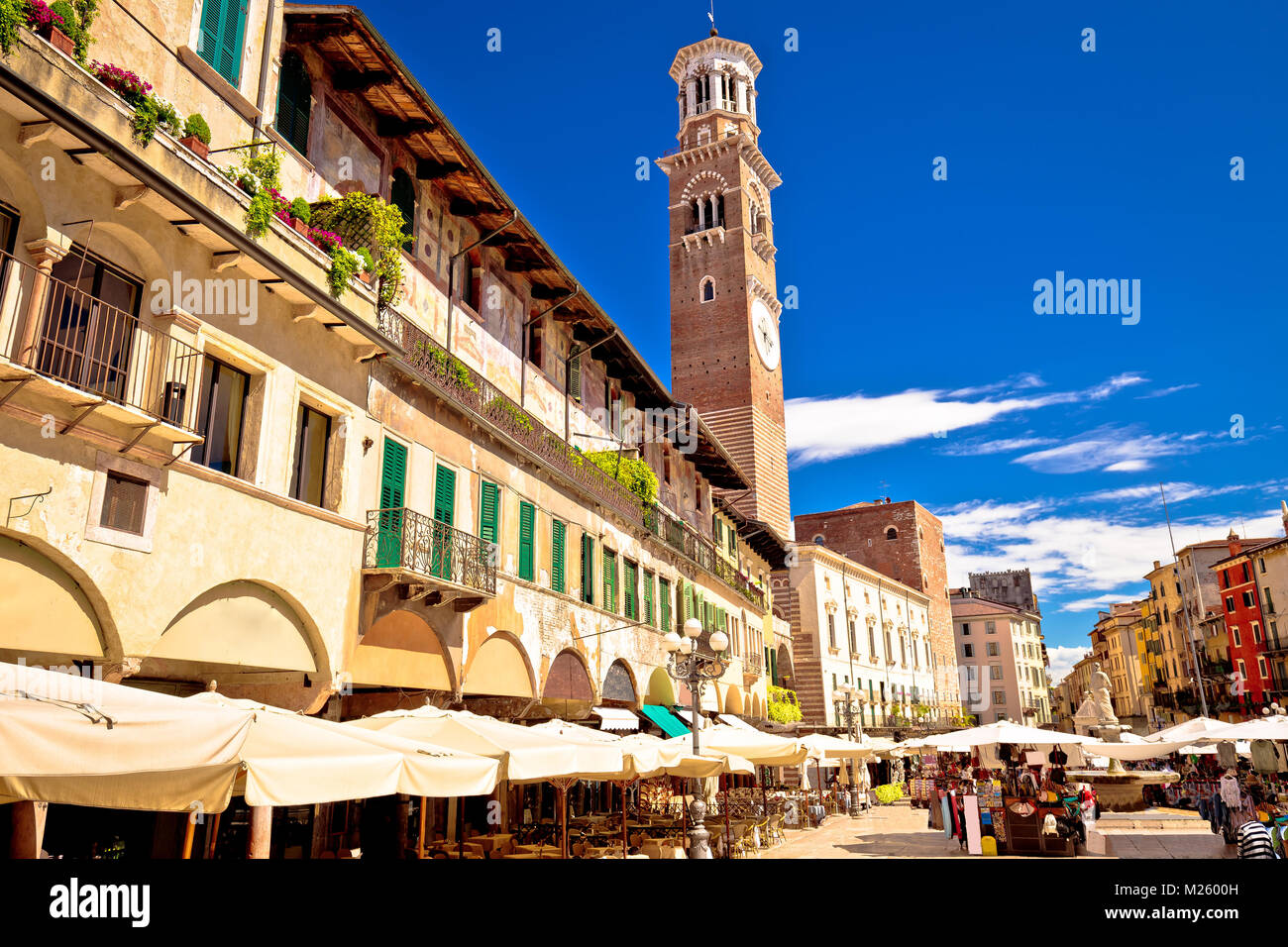 Piazza delle Erbe a Verona street e visualizzazione del mercato con la Torre dei Lamberti, destinazione turistica in Veneto Foto Stock