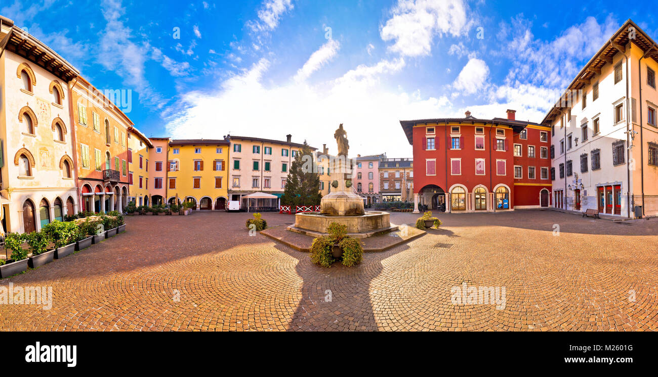 Città di Cividale del Friuli colorato piazza italiana vista panoramica, Regione Friuli Venezia Giulia di Italia Foto Stock