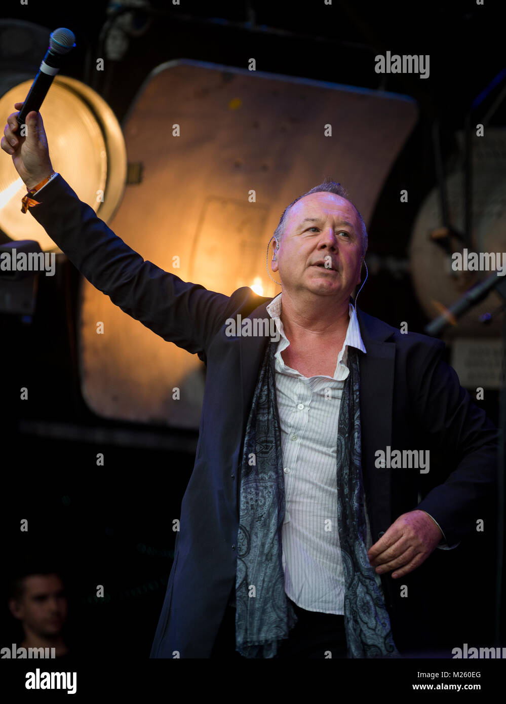 Jim Kerr (semplice scintillante di sorpresa sul palco con Trevor Horn Band presso il Festival di riavvolgimento, Scone Palace, Perth, 22 & 23 luglio, 2017 foto: Mart Foto Stock