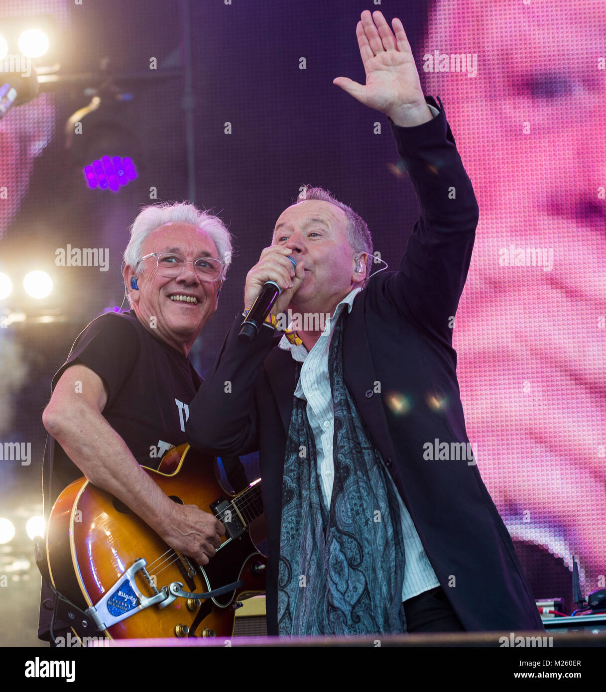 Jim Kerr (semplice scintillante di sorpresa sul palco con Trevor Horn Band presso il Festival di riavvolgimento, Scone Palace, Perth, 22 & 23 luglio, 2017 foto: Mart Foto Stock