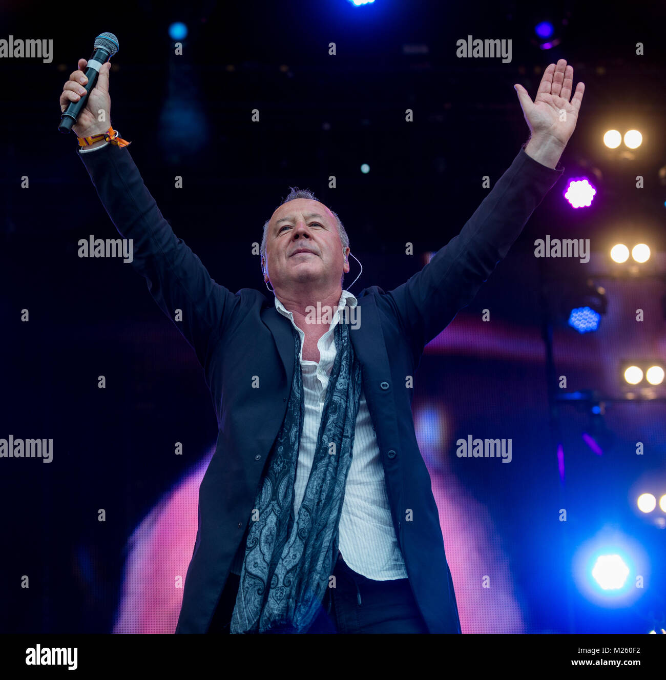 Jim Kerr (semplice scintillante di sorpresa sul palco con Trevor Horn Band presso il Festival di riavvolgimento, Scone Palace, Perth, 22 & 23 luglio, 2017 foto: Mart Foto Stock