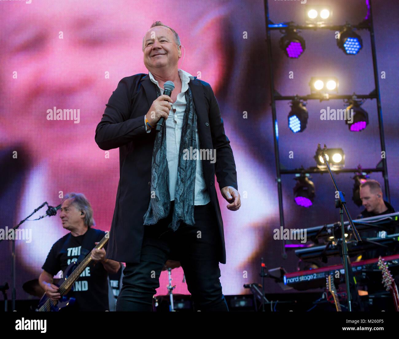 Jim Kerr (semplice scintillante di sorpresa sul palco con Trevor Horn Band presso il Festival di riavvolgimento, Scone Palace, Perth, 22 & 23 luglio, 2017 foto: Mart Foto Stock