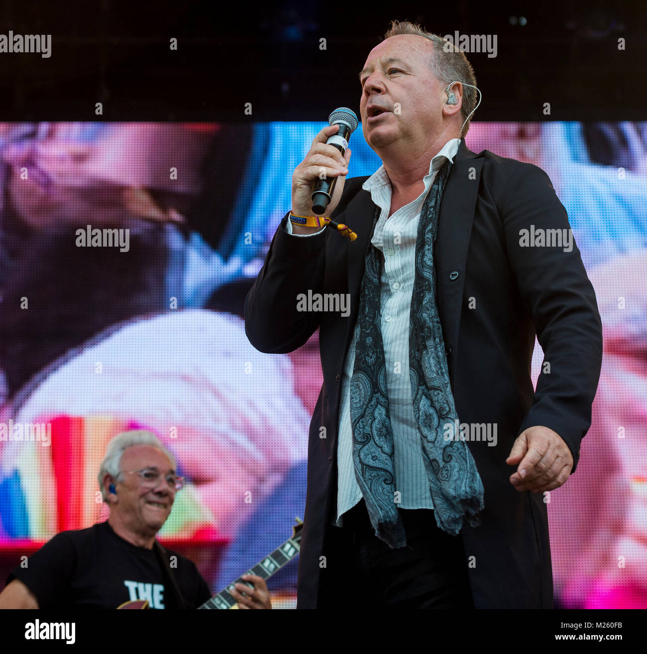 Jim Kerr (semplice scintillante di sorpresa sul palco con Trevor Horn Band presso il Festival di riavvolgimento, Scone Palace, Perth, 22 & 23 luglio, 2017 foto: Mart Foto Stock