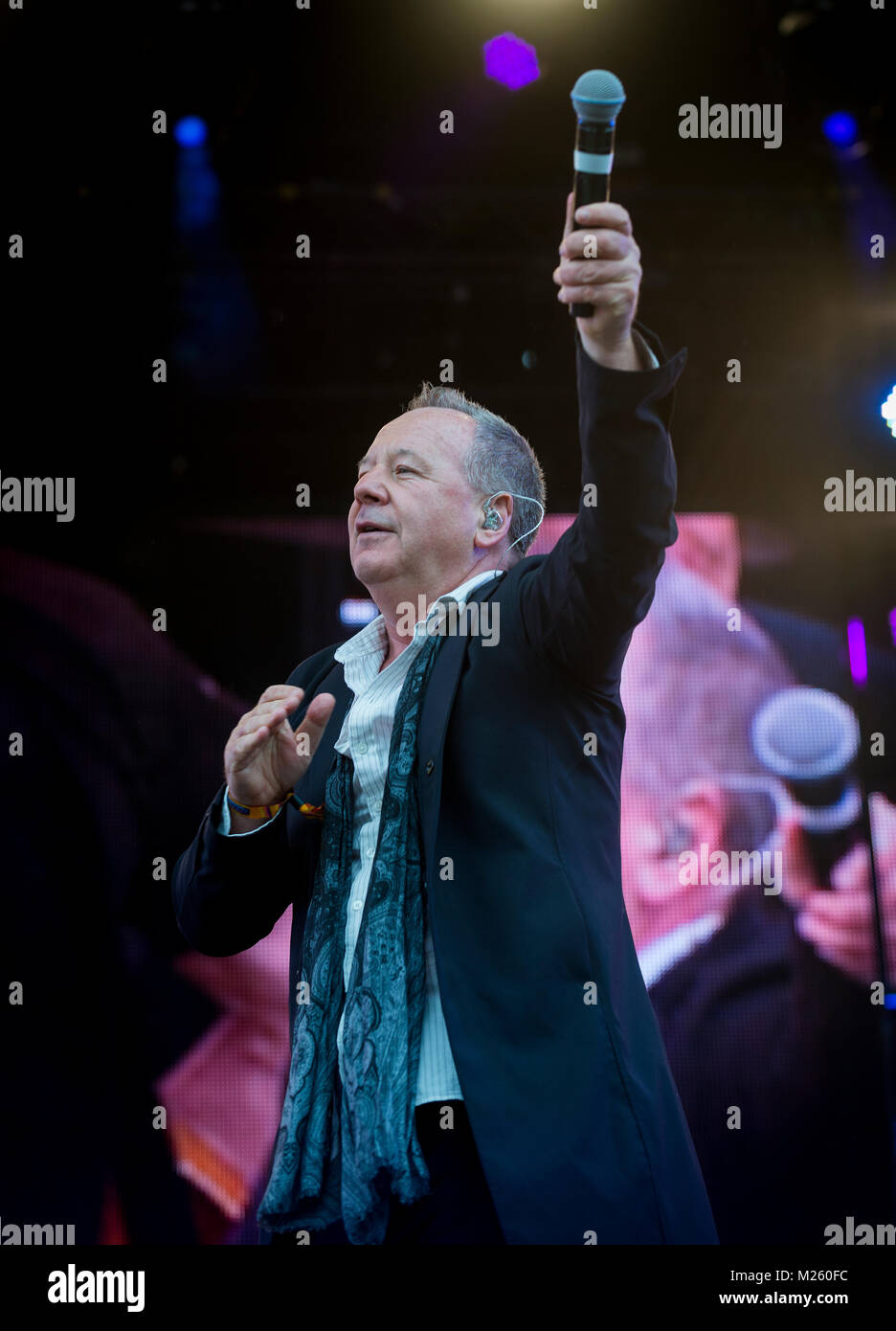 Jim Kerr (semplice scintillante di sorpresa sul palco con Trevor Horn Band presso il Festival di riavvolgimento, Scone Palace, Perth, 22 & 23 luglio, 2017 foto: Mart Foto Stock