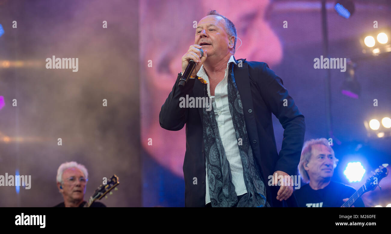 Jim Kerr (semplice scintillante di sorpresa sul palco con Trevor Horn Band presso il Festival di riavvolgimento, Scone Palace, Perth, 22 & 23 luglio, 2017 foto: Mart Foto Stock