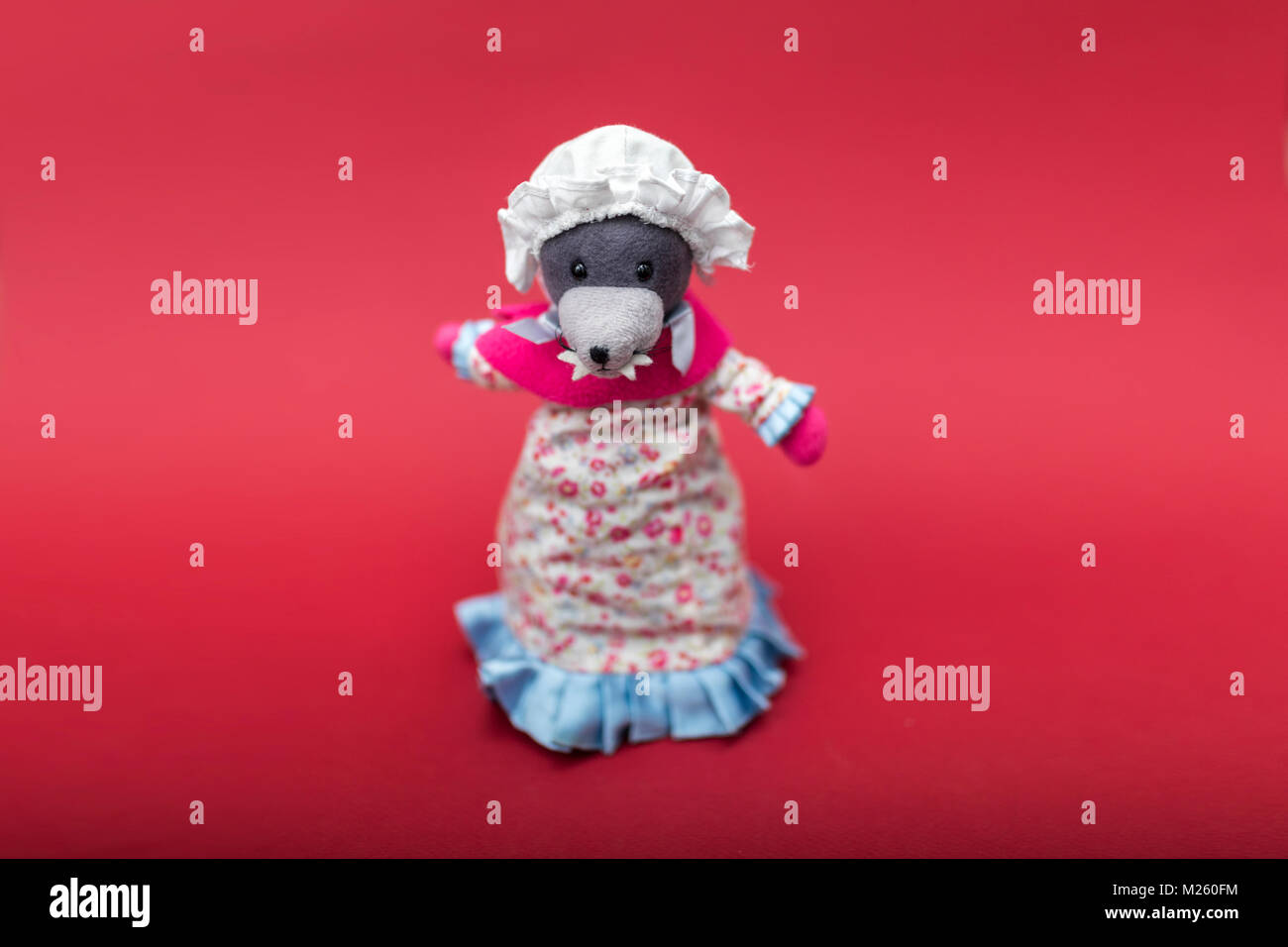 Lupo cattivo vestito in abiti da nonna carino o rag doll in tessuto isolato  su uno sfondo rosso Foto stock - Alamy
