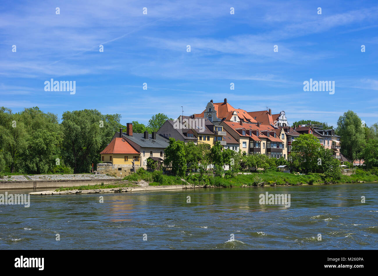 Vista del Jahninsel Isola del Danubio da Regensburg, Baviera, Germania. Foto Stock
