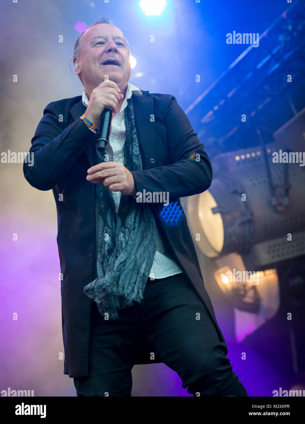 Jim Kerr (semplice scintillante di sorpresa sul palco con Trevor Horn Band presso il Festival di riavvolgimento, Scone Palace, Perth, 22 & 23 luglio, 2017 foto: Mart Foto Stock