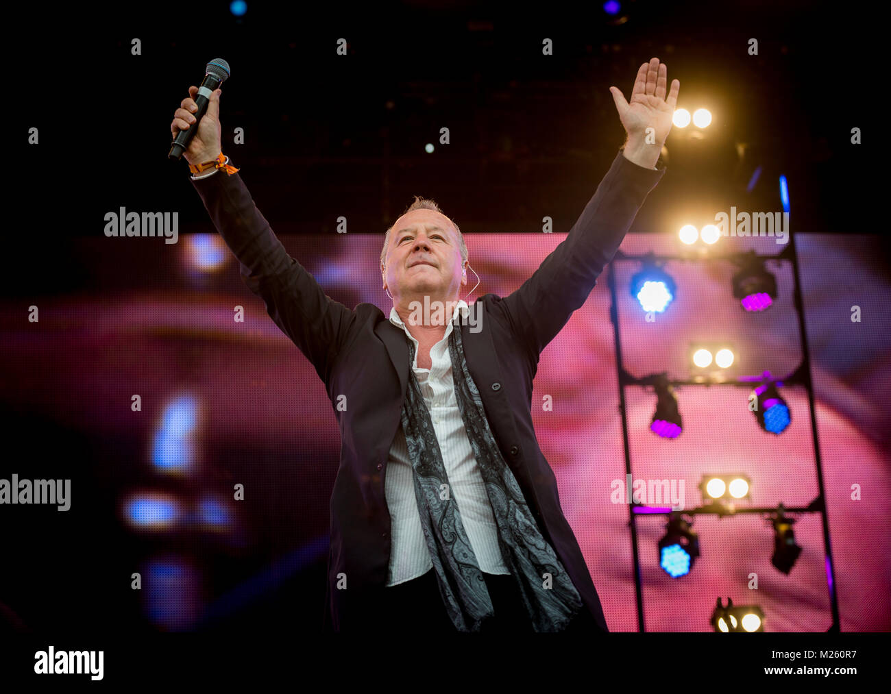 Jim Kerr (semplice scintillante di sorpresa sul palco con Trevor Horn Band presso il Festival di riavvolgimento, Scone Palace, Perth, 22 & 23 luglio, 2017 foto: Mart Foto Stock