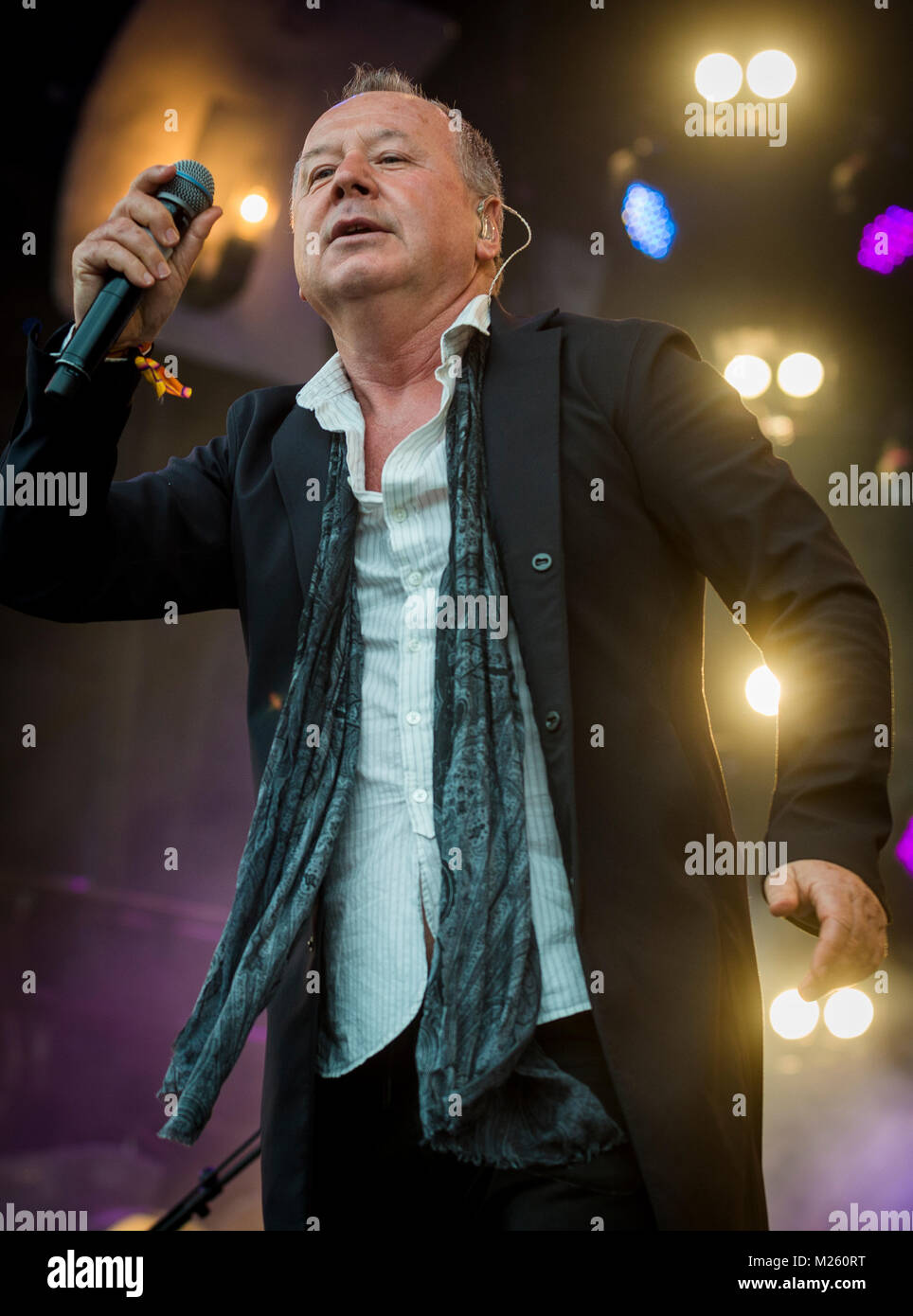 Jim Kerr (semplice scintillante di sorpresa sul palco con Trevor Horn Band presso il Festival di riavvolgimento, Scone Palace, Perth, 22 & 23 luglio, 2017 foto: Mart Foto Stock