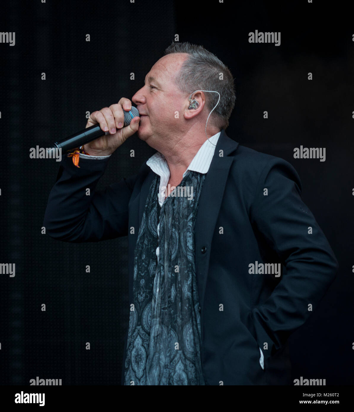 Jim Kerr (semplice scintillante di sorpresa sul palco con Trevor Horn Band presso il Festival di riavvolgimento, Scone Palace, Perth, 22 & 23 luglio, 2017 foto: Mart Foto Stock