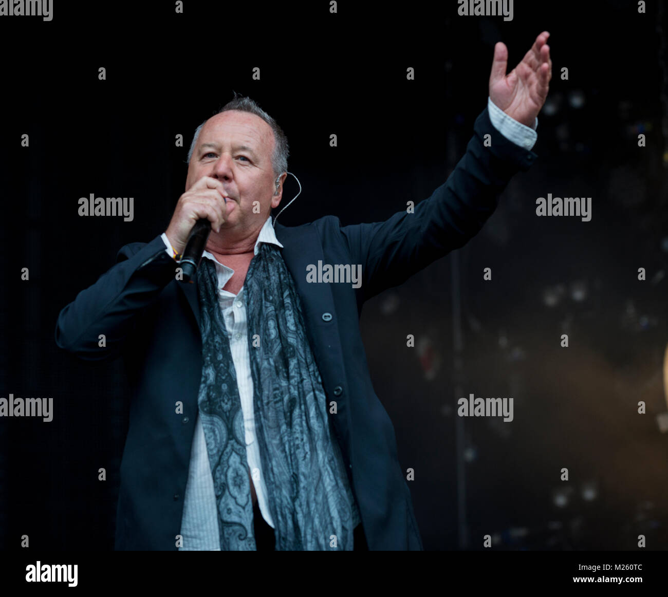 Jim Kerr (semplice scintillante di sorpresa sul palco con Trevor Horn Band presso il Festival di riavvolgimento, Scone Palace, Perth, 22 & 23 luglio, 2017 foto: Mart Foto Stock
