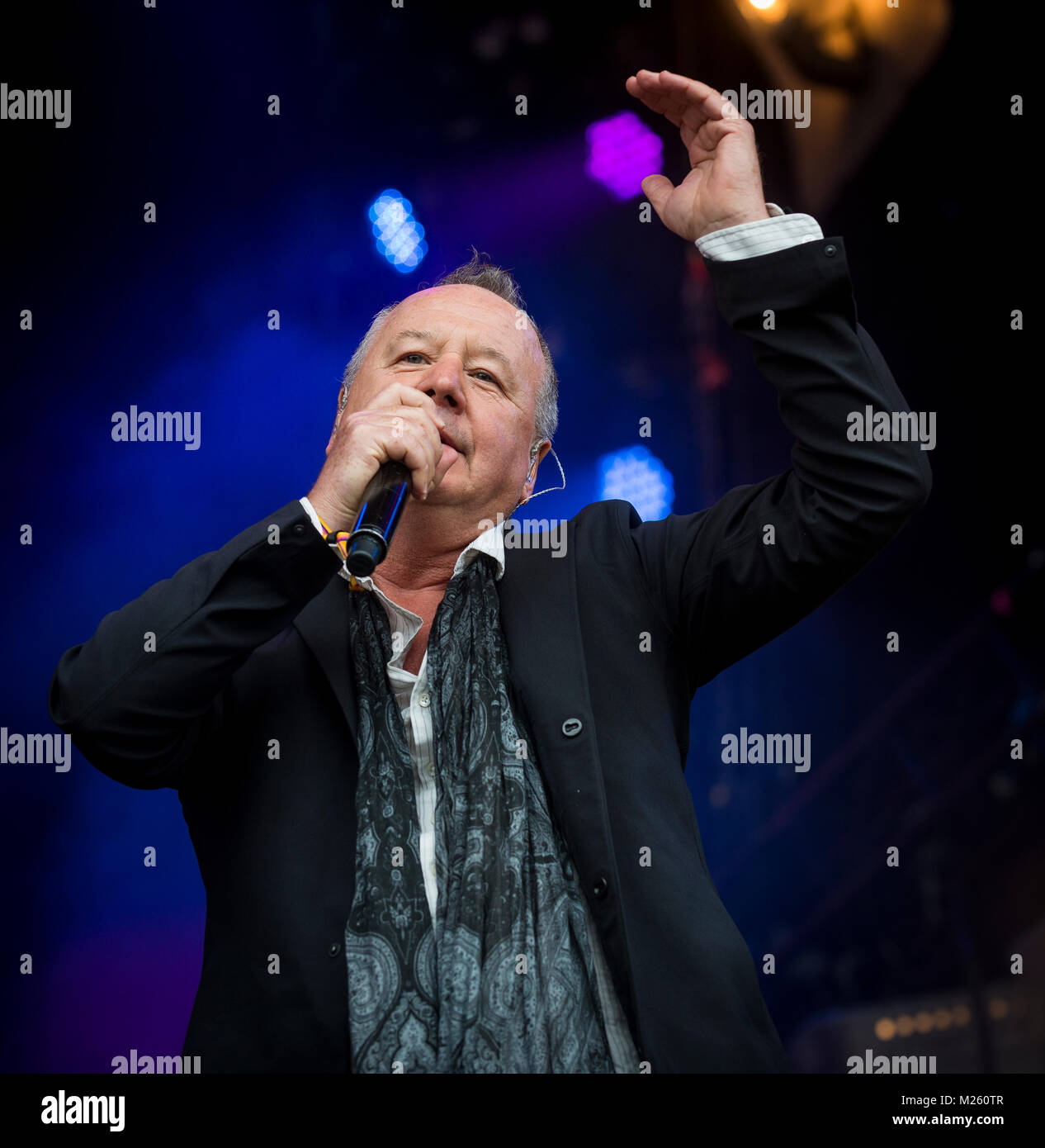 Jim Kerr (semplice scintillante di sorpresa sul palco con Trevor Horn Band presso il Festival di riavvolgimento, Scone Palace, Perth, 22 & 23 luglio, 2017 foto: Mart Foto Stock