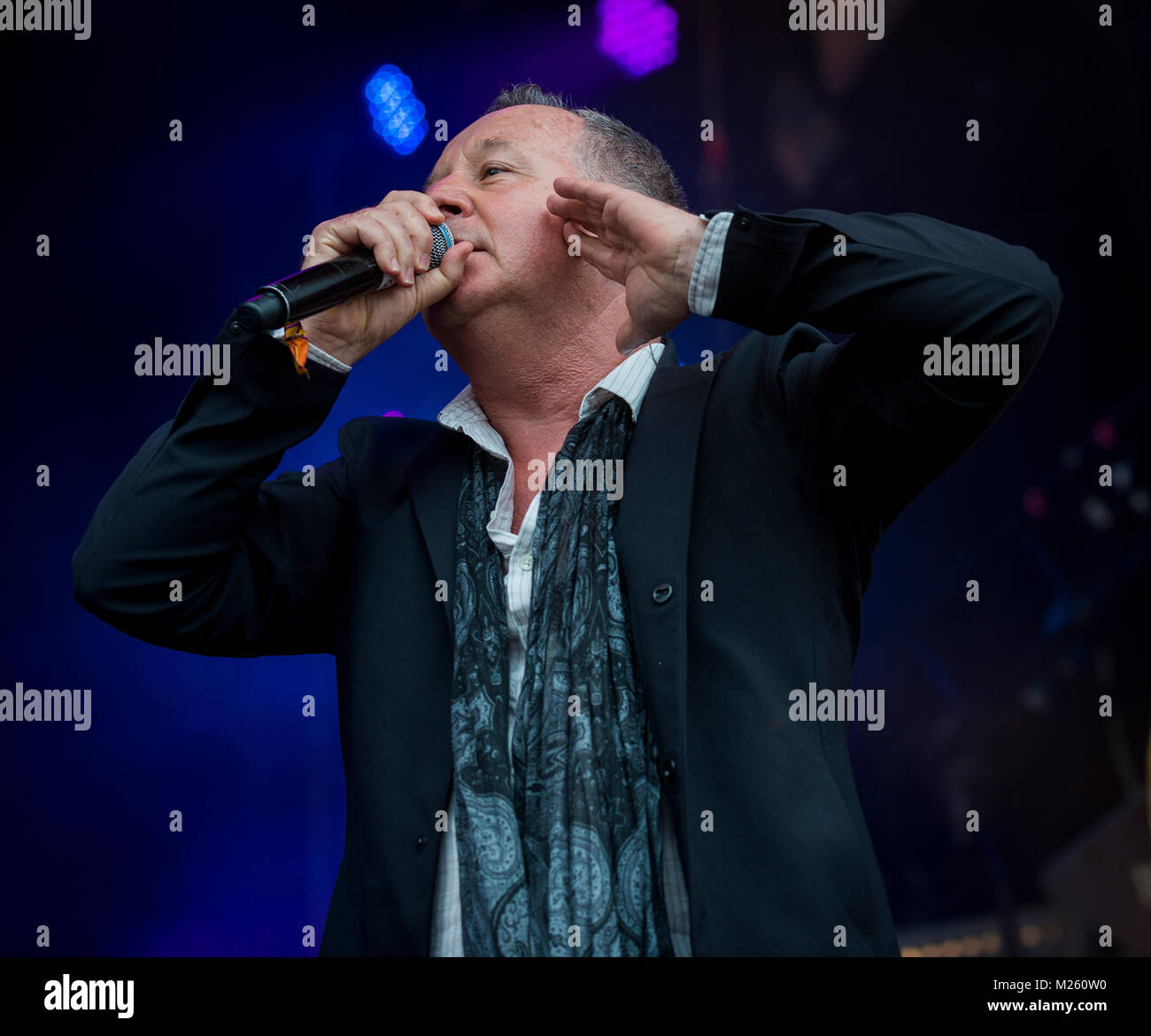 Jim Kerr (semplice scintillante di sorpresa sul palco con Trevor Horn Band presso il Festival di riavvolgimento, Scone Palace, Perth, 22 & 23 luglio, 2017 foto: Mart Foto Stock