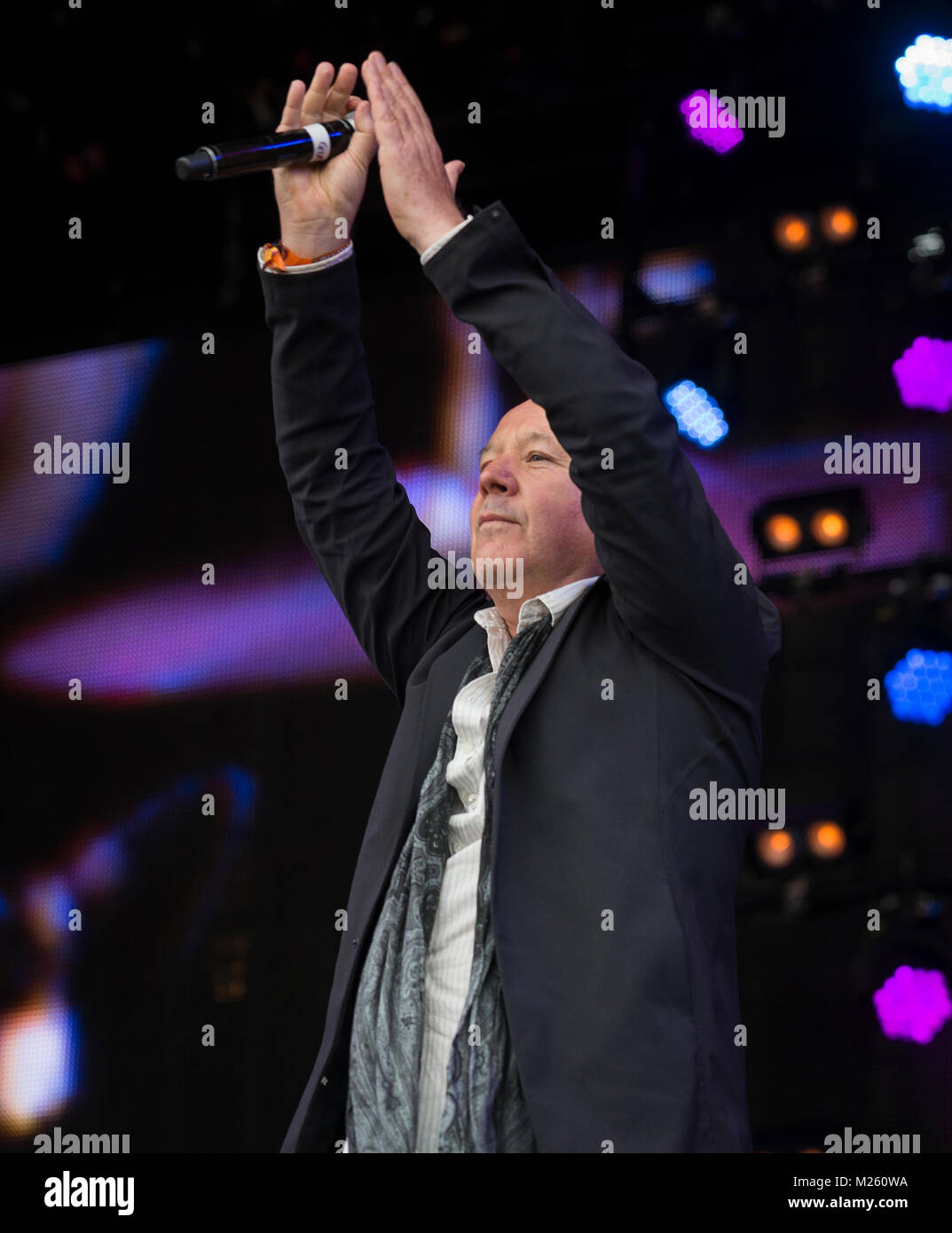 Jim Kerr (semplice scintillante di sorpresa sul palco con Trevor Horn Band presso il Festival di riavvolgimento, Scone Palace, Perth, 22 & 23 luglio, 2017 foto: Mart Foto Stock