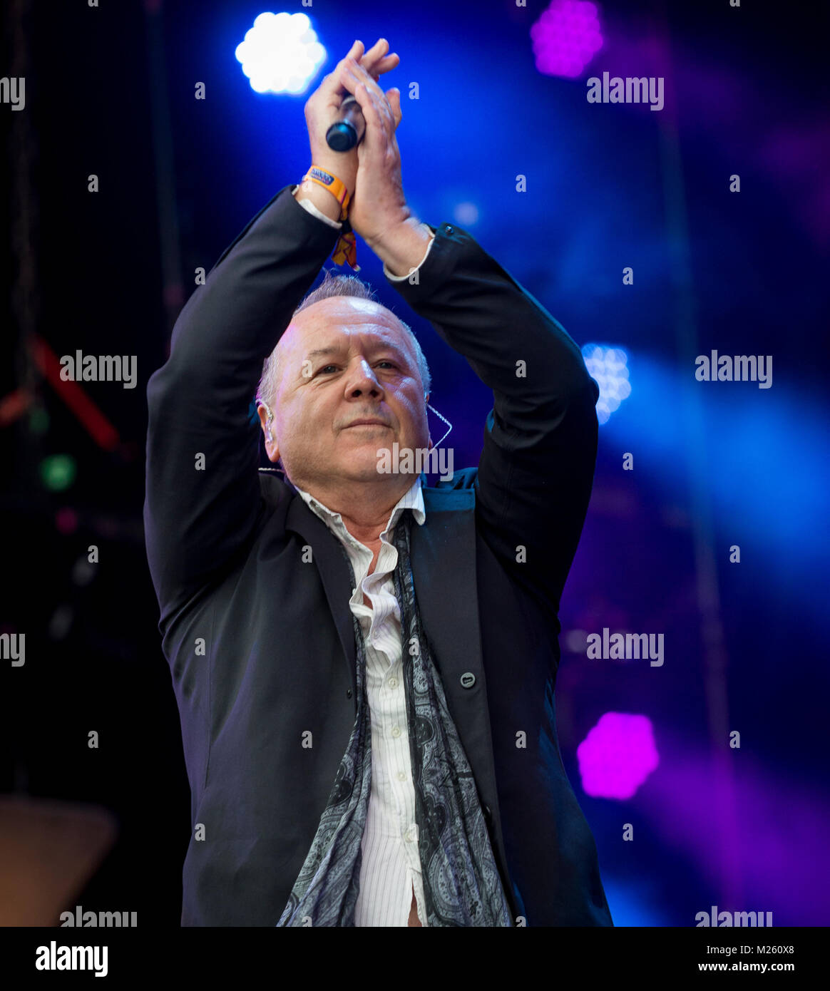 Jim Kerr (semplice scintillante di sorpresa sul palco con Trevor Horn Band presso il Festival di riavvolgimento, Scone Palace, Perth, 22 & 23 luglio, 2017 foto: Mart Foto Stock