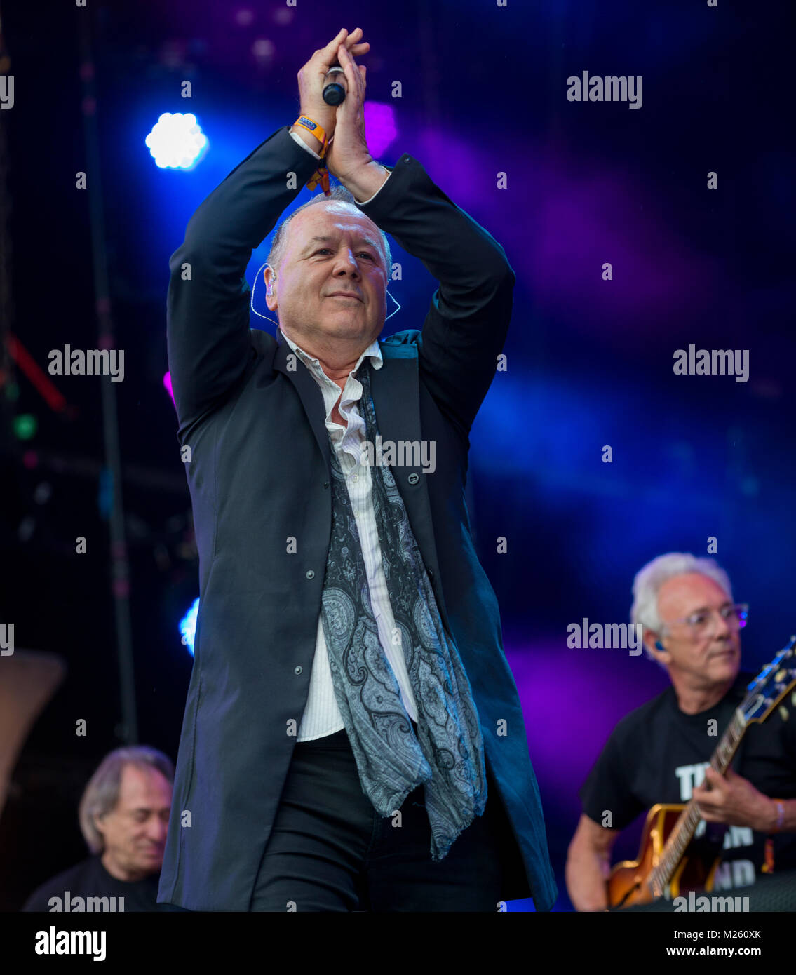Jim Kerr (semplice scintillante di sorpresa sul palco con Trevor Horn Band presso il Festival di riavvolgimento, Scone Palace, Perth, 22 & 23 luglio, 2017 foto: Mart Foto Stock