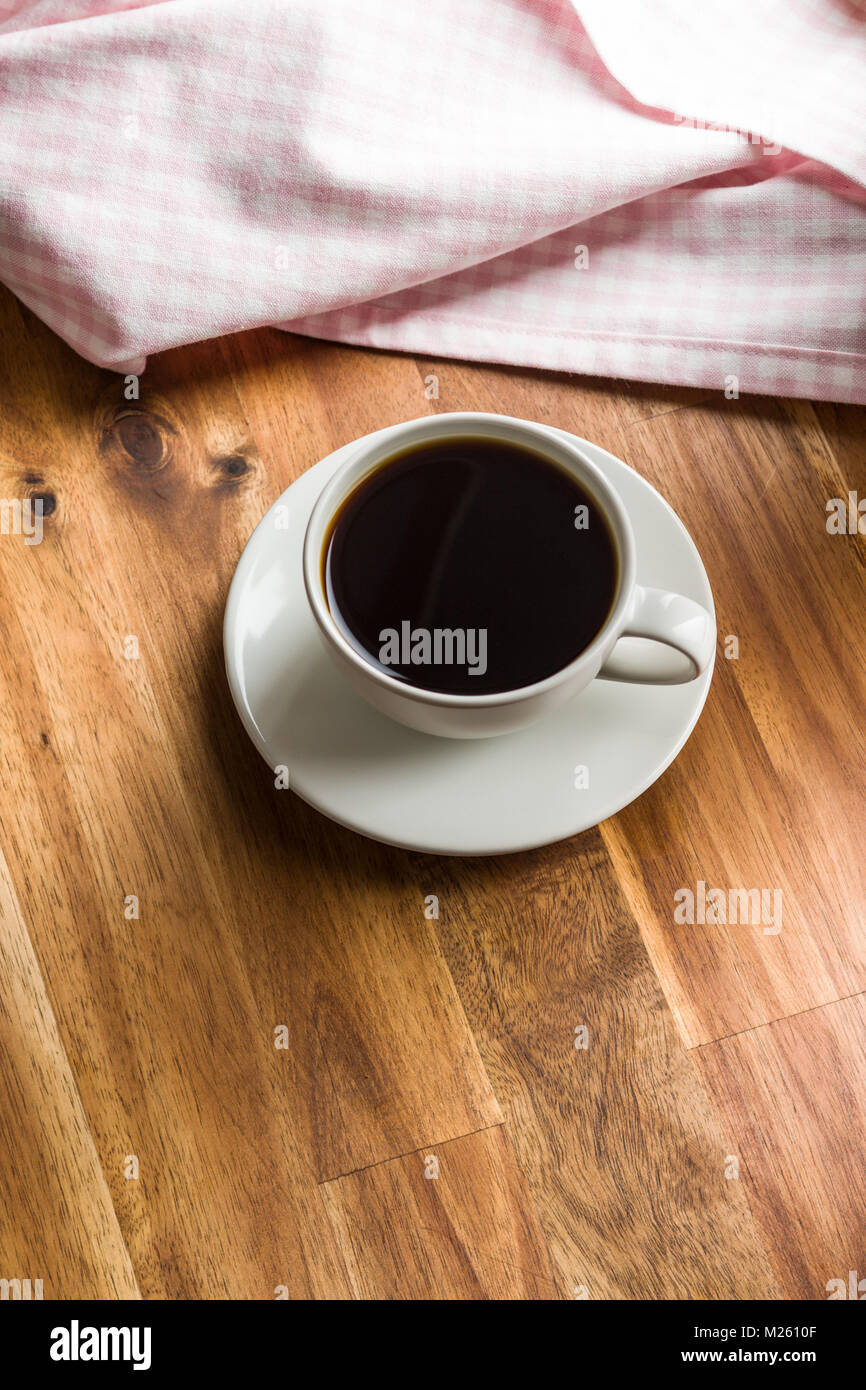 Tazza di caffè. Caffè arabo su un tavolo di legno. Foto Stock