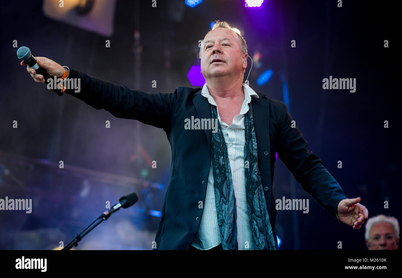 Jim Kerr (semplice scintillante di sorpresa sul palco con Trevor Horn Band presso il Festival di riavvolgimento, Scone Palace, Perth, 22 & 23 luglio, 2017 foto: Mart Foto Stock