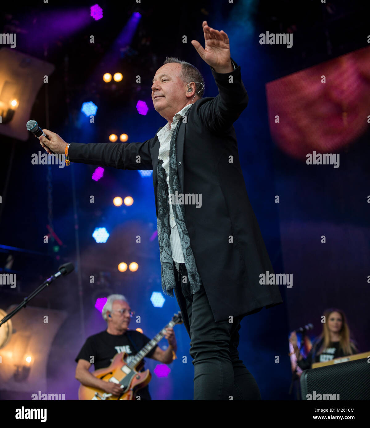 Jim Kerr (semplice scintillante di sorpresa sul palco con Trevor Horn Band presso il Festival di riavvolgimento, Scone Palace, Perth, 22 & 23 luglio, 2017 foto: Mart Foto Stock