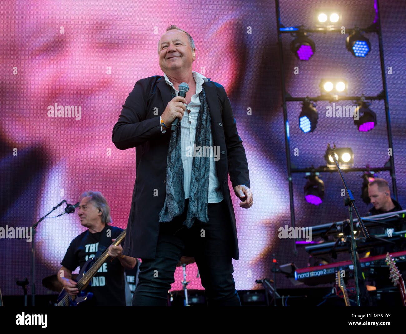 Jim Kerr (semplice scintillante di sorpresa sul palco con Trevor Horn Band presso il Festival di riavvolgimento, Scone Palace, Perth, 22 & 23 luglio, 2017 foto: Mart Foto Stock