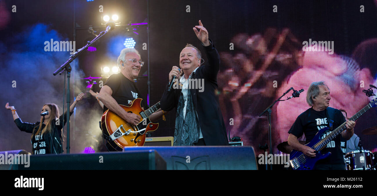 Jim Kerr (semplice scintillante di sorpresa sul palco con Trevor Horn Band presso il Festival di riavvolgimento, Scone Palace, Perth, 22 & 23 luglio, 2017 foto: Mart Foto Stock