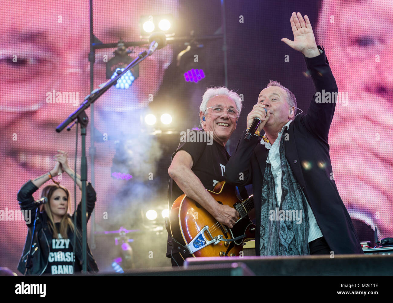 Jim Kerr (semplice scintillante di sorpresa sul palco con Trevor Horn Band presso il Festival di riavvolgimento, Scone Palace, Perth, 22 & 23 luglio, 2017 foto: Mart Foto Stock