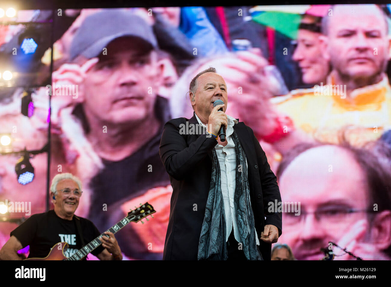 Jim Kerr (semplice scintillante di sorpresa sul palco con Trevor Horn Band presso il Festival di riavvolgimento, Scone Palace, Perth, 22 & 23 luglio, 2017 foto: Mart Foto Stock