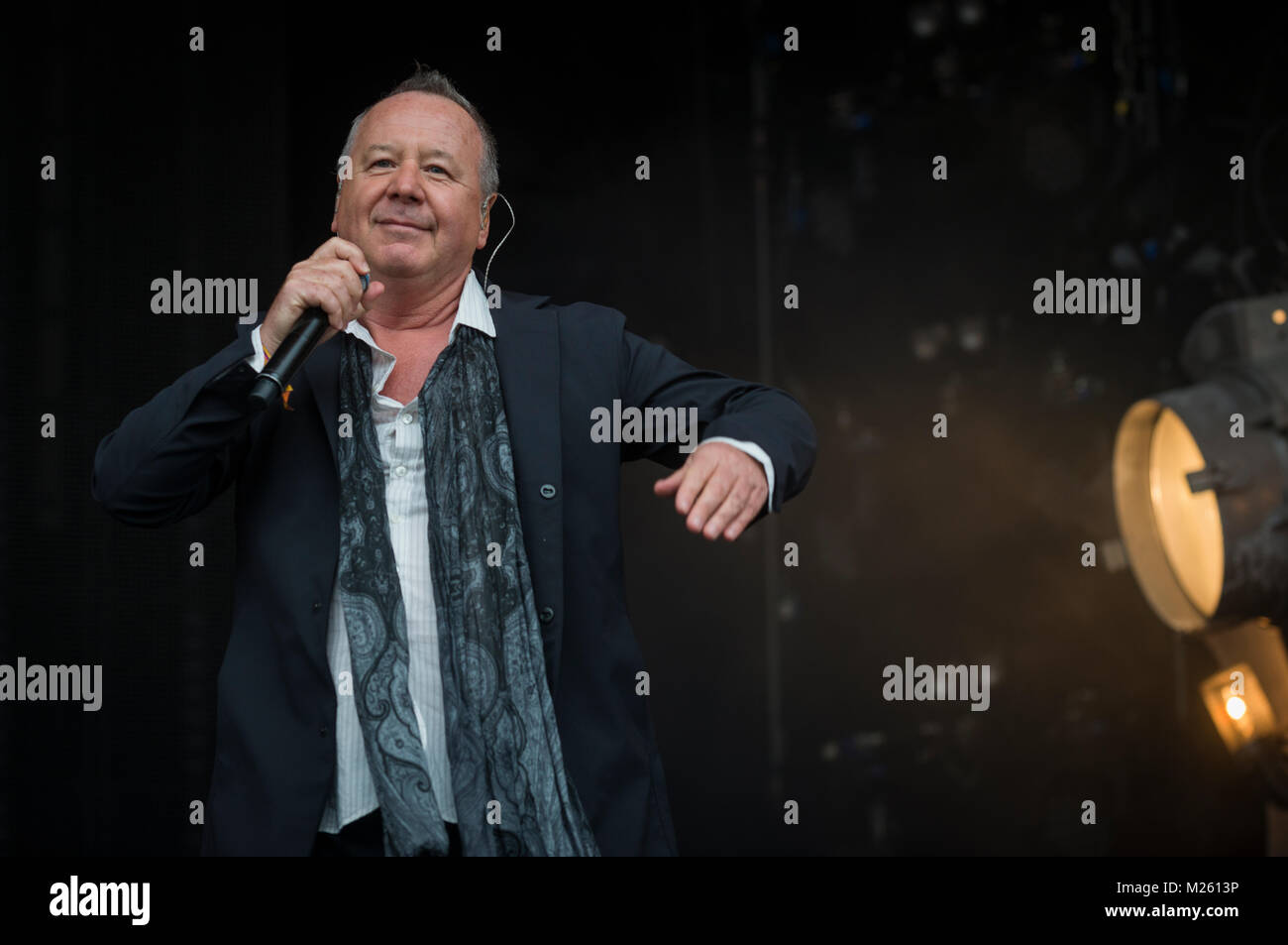 Jim Kerr (semplice scintillante di sorpresa sul palco con Trevor Horn Band presso il Festival di riavvolgimento, Scone Palace, Perth, 22 & 23 luglio, 2017 foto: Mart Foto Stock