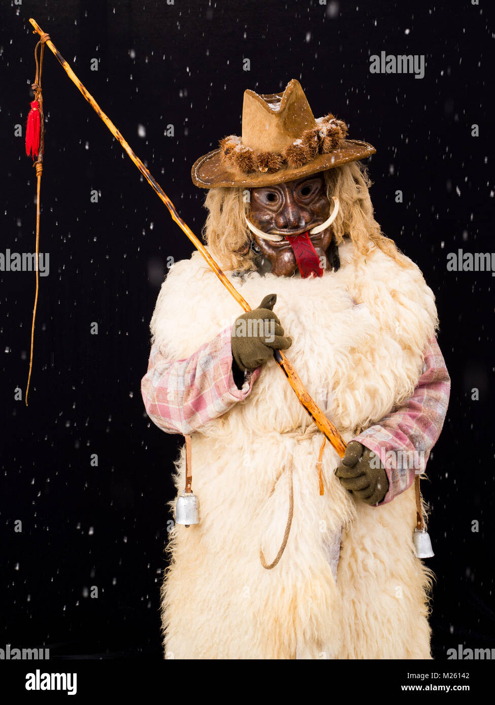 Ramaston, una figura principale della sfilata di carnevale a Kanal ob Soci in Slovenia. Con la sua frusta egli punisce i giovani indisciplinati. Mistica pagana vengono visualizzati caratteri nelle strade delle città europee e i villaggi, specialmente a fine inverno quando la molla è in procinto di venire e la gente ha bisogno di qualcuno che inseguire l'inverno lontano. Indossare una maschera è una parte di identità in molte comunità. Essi conservano le tradizioni e misteriosi personaggi ereditati dai loro padri e nonni. Ciascuno ha il suo o la sua attività. Le tradizioni variano da paese a paese e sono incredibilmente diverse. In Ptuj, Slovenia, ogni anno Foto Stock