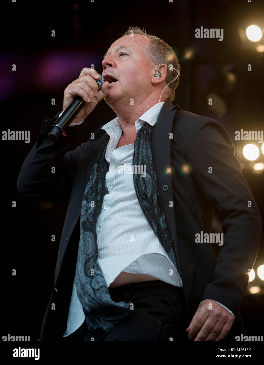 Jim Kerr (semplice scintillante di sorpresa sul palco con Trevor Horn Band presso il Festival di riavvolgimento, Scone Palace, Perth, 22 & 23 luglio, 2017 foto: Mart Foto Stock