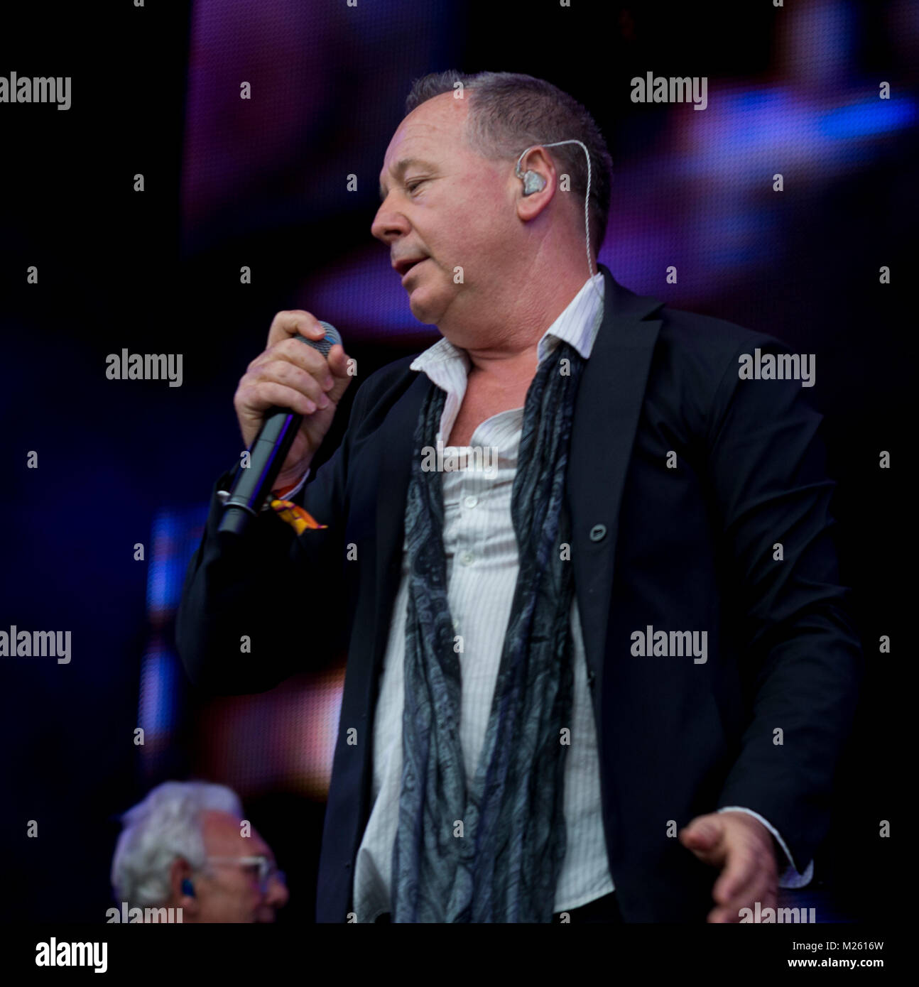 Jim Kerr (semplice scintillante di sorpresa sul palco con Trevor Horn Band presso il Festival di riavvolgimento, Scone Palace, Perth, 22 & 23 luglio, 2017 foto: Mart Foto Stock