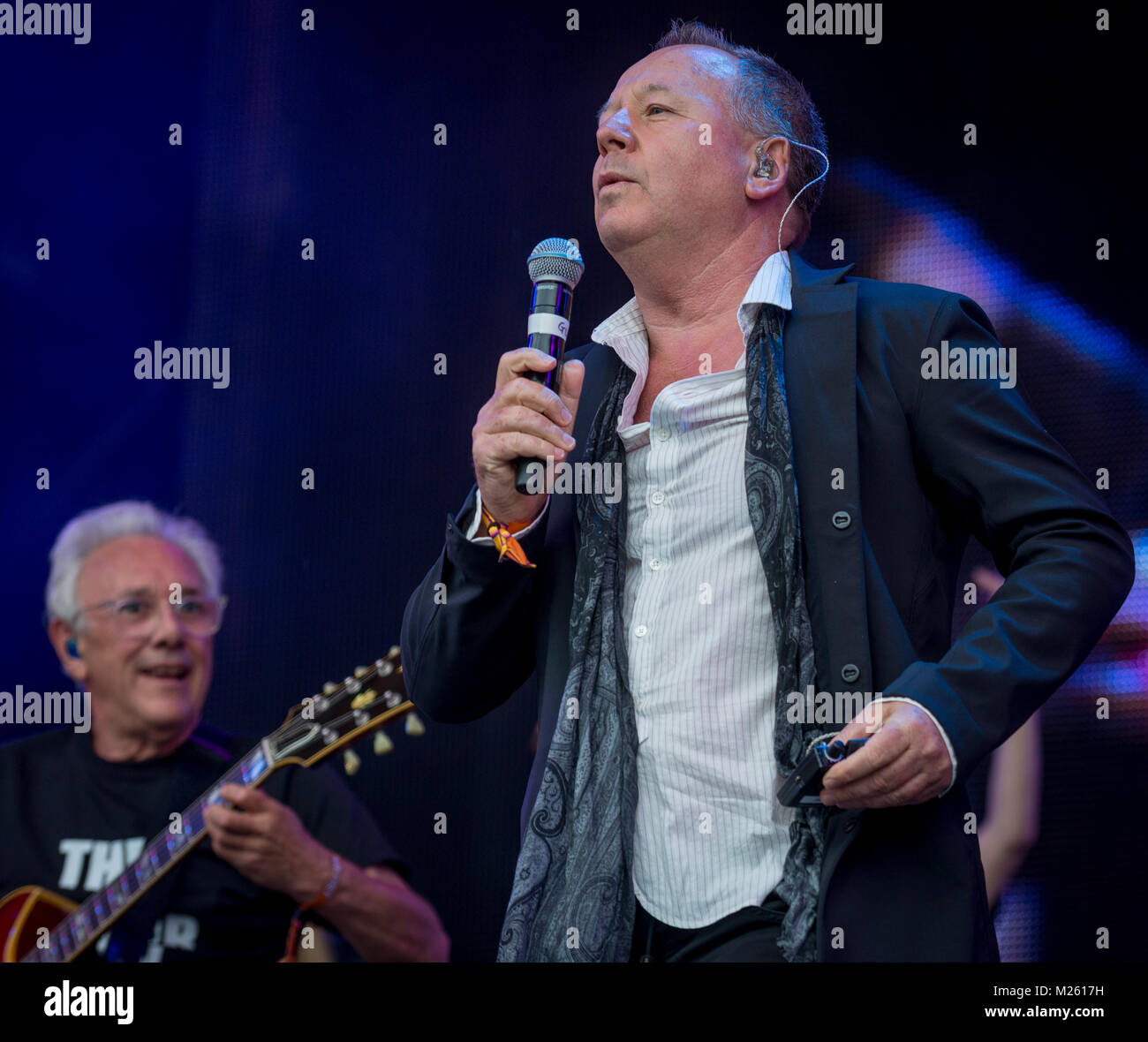 Jim Kerr (semplice scintillante di sorpresa sul palco con Trevor Horn Band presso il Festival di riavvolgimento, Scone Palace, Perth, 22 & 23 luglio, 2017 foto: Mart Foto Stock