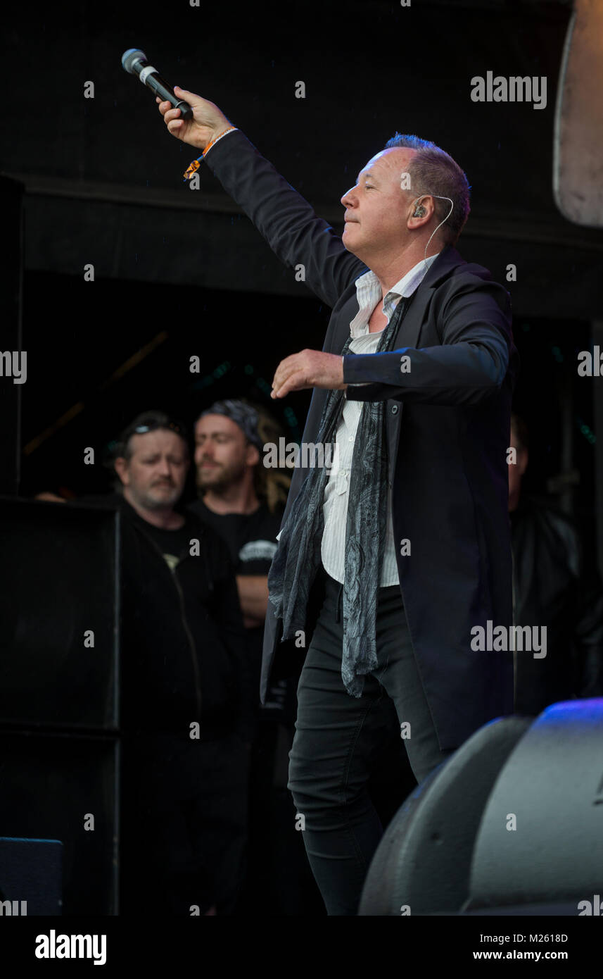 Jim Kerr (semplice scintillante di sorpresa sul palco con Trevor Horn Band presso il Festival di riavvolgimento, Scone Palace, Perth, 22 & 23 luglio, 2017 foto: Mart Foto Stock