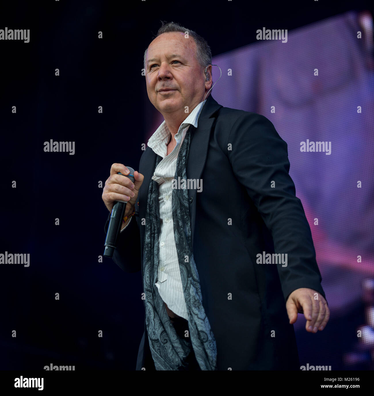 Jim Kerr (semplice scintillante di sorpresa sul palco con Trevor Horn Band presso il Festival di riavvolgimento, Scone Palace, Perth, 22 & 23 luglio, 2017 foto: Mart Foto Stock
