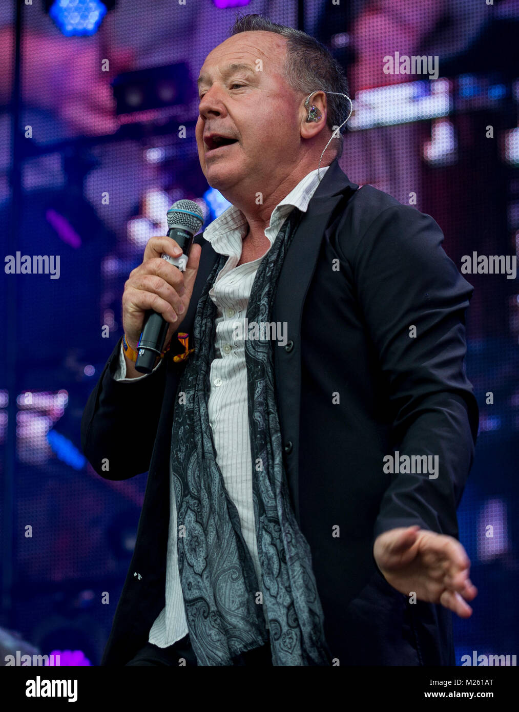 Jim Kerr (semplice scintillante di sorpresa sul palco con Trevor Horn Band presso il Festival di riavvolgimento, Scone Palace, Perth, 22 & 23 luglio, 2017 foto: Mart Foto Stock