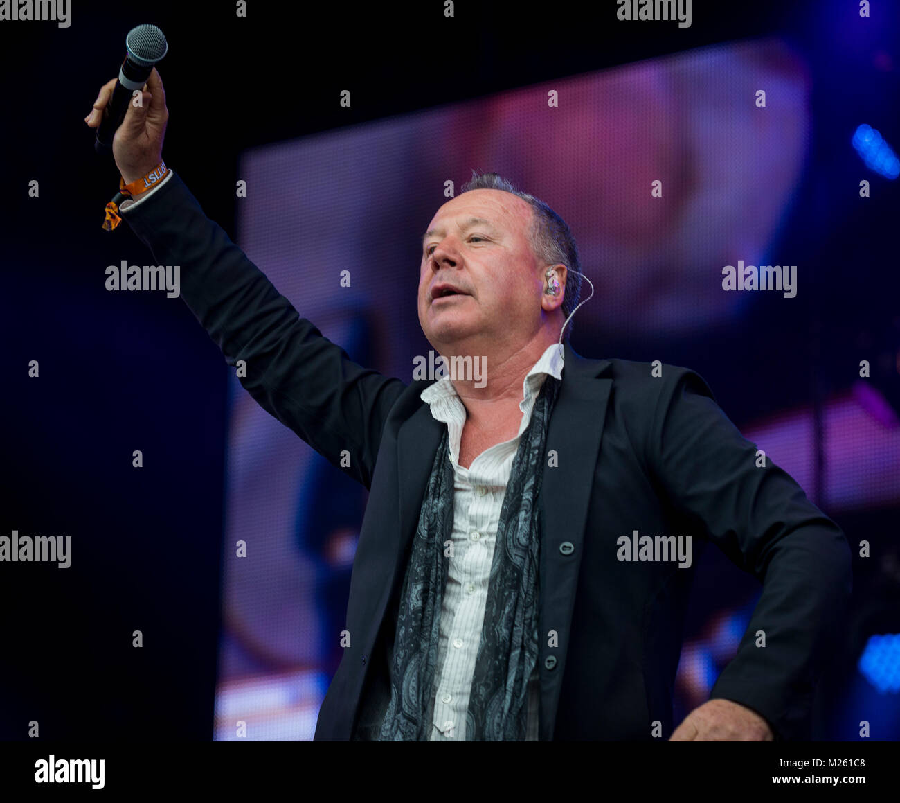 Jim Kerr (semplice scintillante di sorpresa sul palco con Trevor Horn Band presso il Festival di riavvolgimento, Scone Palace, Perth, 22 & 23 luglio, 2017 foto: Mart Foto Stock