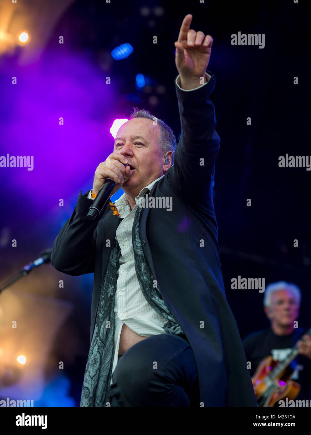 Jim Kerr (semplice scintillante di sorpresa sul palco con Trevor Horn Band presso il Festival di riavvolgimento, Scone Palace, Perth, 22 & 23 luglio, 2017 foto: Mart Foto Stock