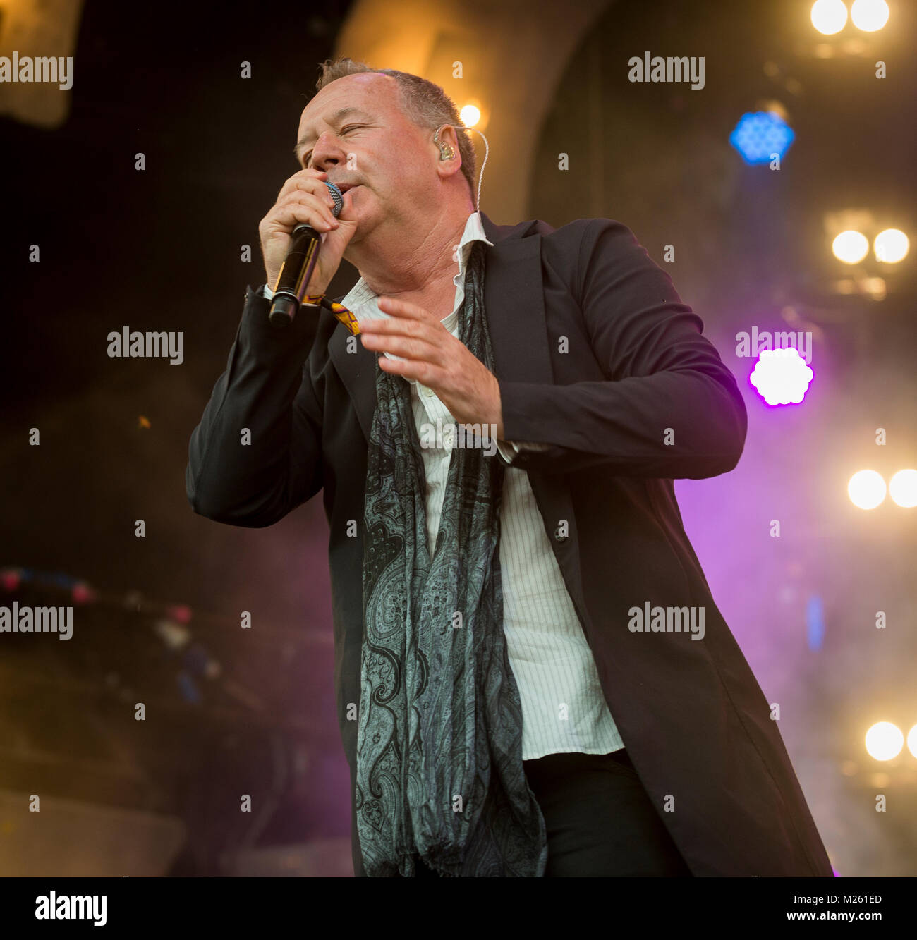 Jim Kerr (semplice scintillante di sorpresa sul palco con Trevor Horn Band presso il Festival di riavvolgimento, Scone Palace, Perth, 22 & 23 luglio, 2017 foto: Mart Foto Stock