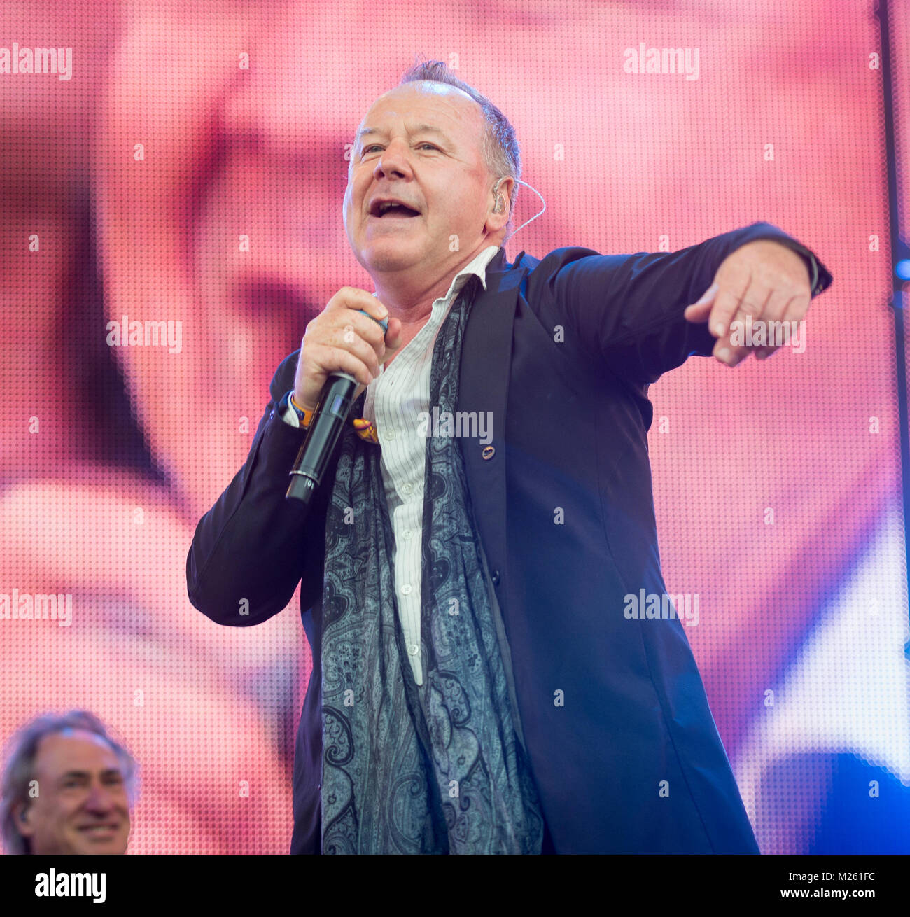 Jim Kerr (semplice scintillante di sorpresa sul palco con Trevor Horn Band presso il Festival di riavvolgimento, Scone Palace, Perth, 22 & 23 luglio, 2017 foto: Mart Foto Stock