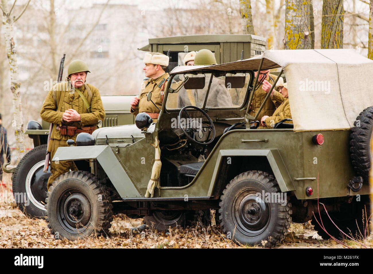 Gomel, Bielorussia - Novembre 26, 2016: soldati dell'Armata rossa dell'URSS sostare nelle vicinanze di una macchina militare. La Ricostruzione della battaglia - Liberazione di G Foto Stock