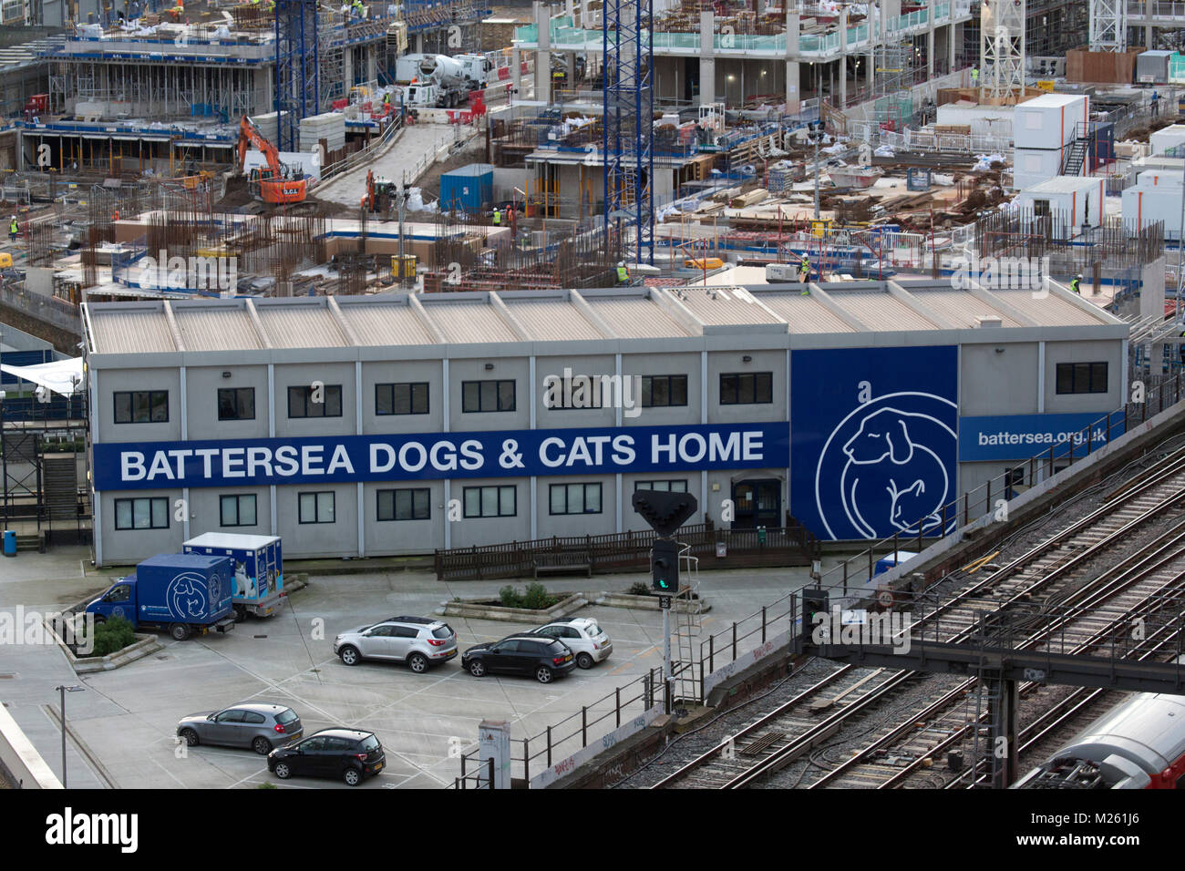 Battersea cani e gatti casa a Londra, Inghilterra. L'animal shelter sorge da una linea ferroviaria. Foto Stock