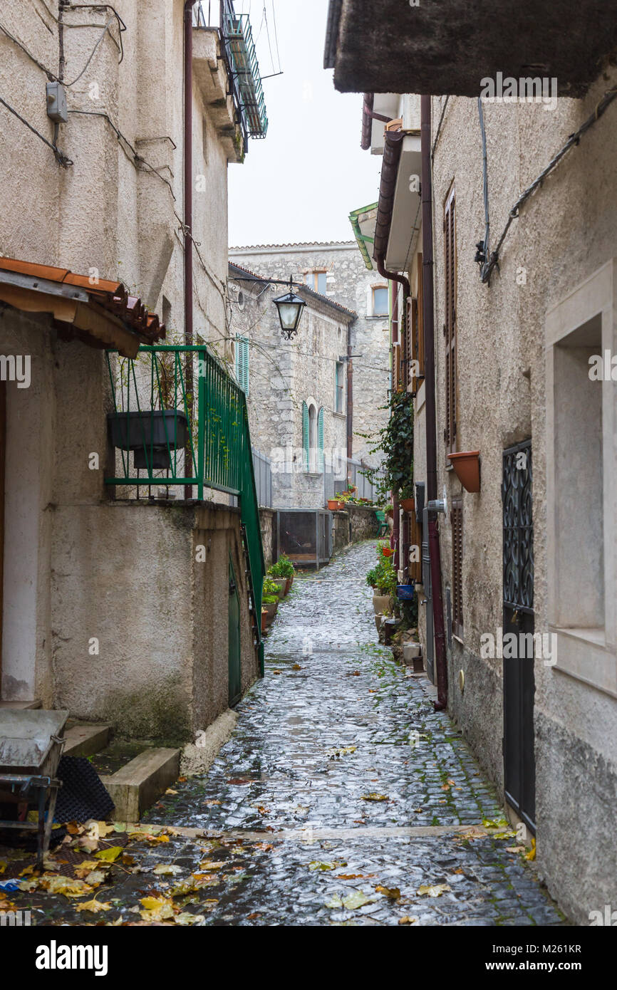 Villetta Barrea, Abruzzo, Italia. Ottobre 13, 2017. La documentazione fotografica nella neve al centro del paese Foto Stock