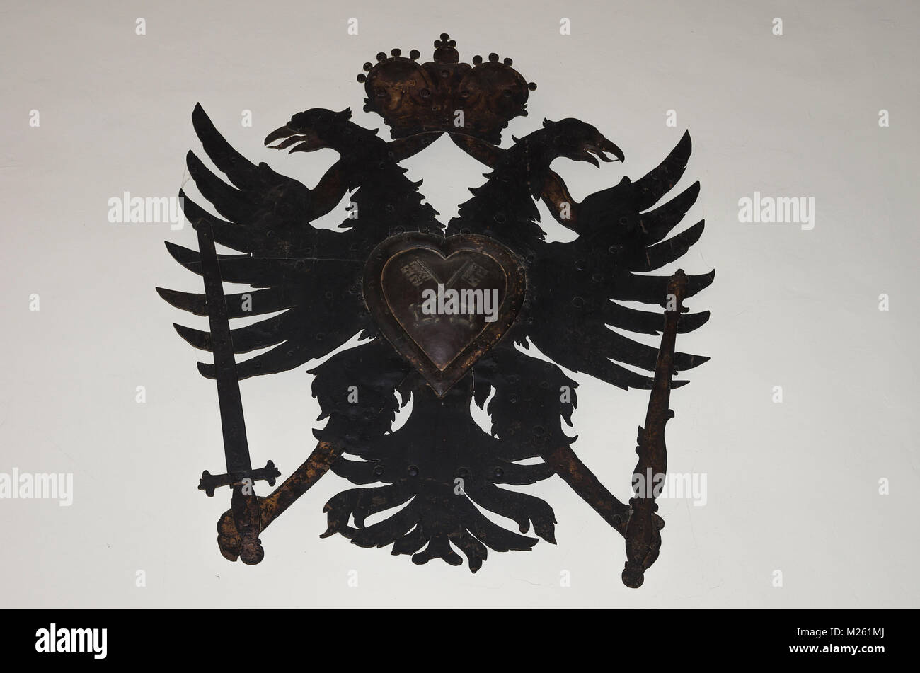 La doppia aquila imperiale degli asburgo con lo stemma della città nel municipio della città vecchia di Ratisbona, Baviera, Germania. Foto Stock