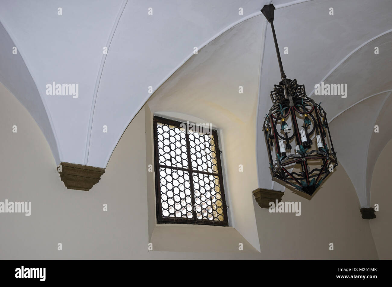 Vecchio lampadario e corona la finestra di vetro nel corridoio del Municipio della Città Vecchia in Regensburg, Baviera, Germania. Foto Stock