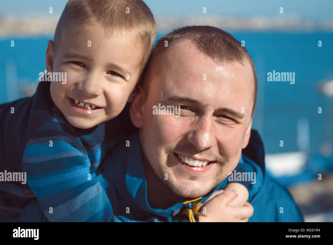 Ritratto di un bambino felice e un uomo vicino fino all'esterno. Padre e figlio Foto Stock
