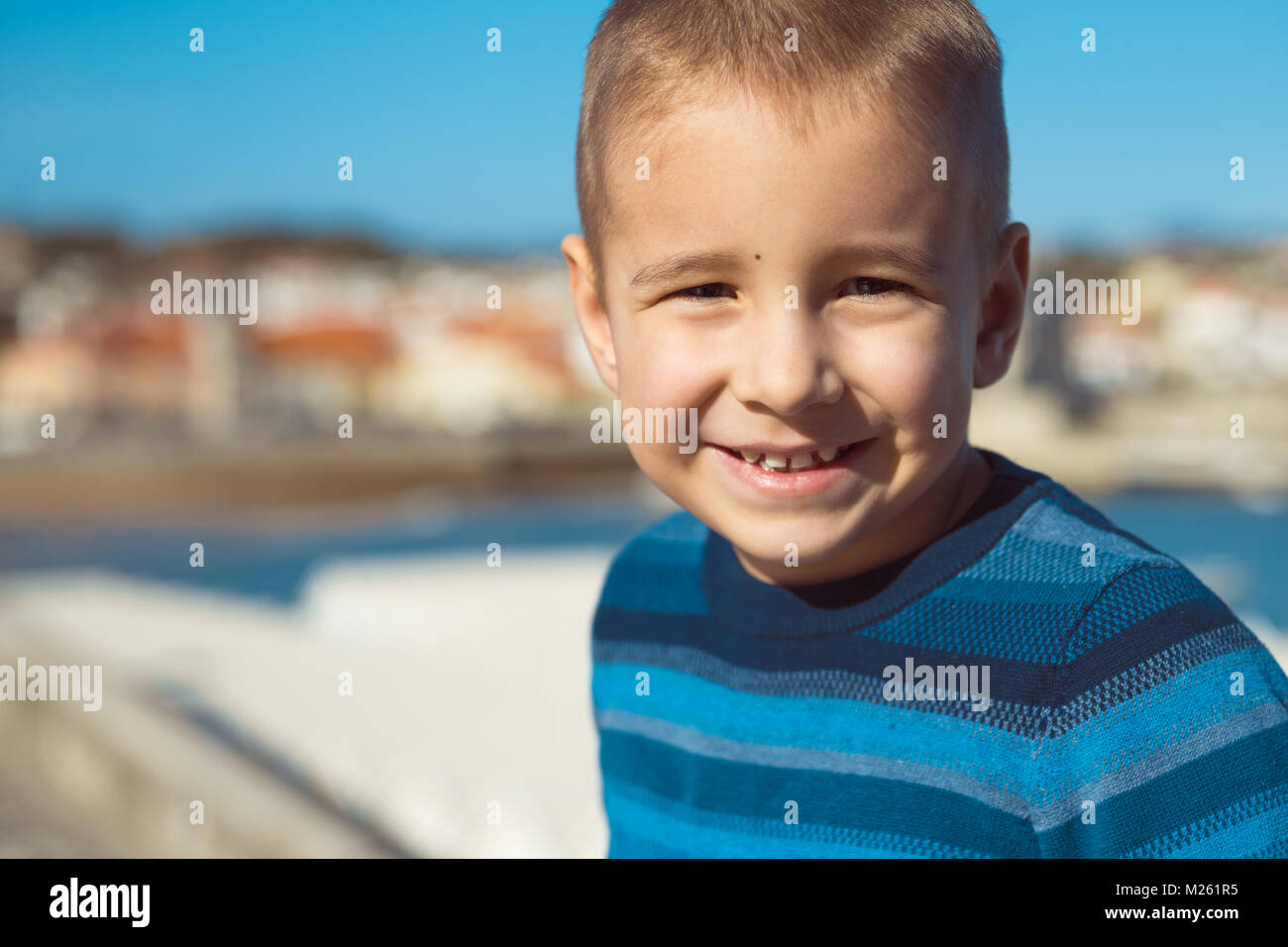 Ritratto di un bambino felice closeup all'aperto Foto Stock