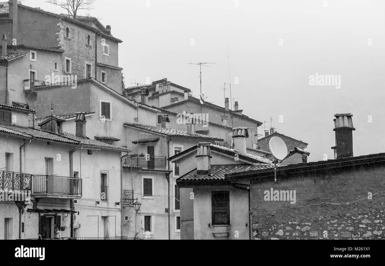 Villetta Barrea, Abruzzo, Italia. Ottobre 13, 2017. La documentazione fotografica nella neve al centro del paese Foto Stock